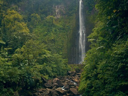 Nunca fui de contato físico, mas não consegui dizer não. Aquele abraço foi diferente de tudo que já vivi: acolhedor, leve, quase curativo. Ela sorriu e disse: “Bom, né?” Eu respondi: “Sim, muito bom.” E ela completou: “Você deveria fazer isso mais vezes com seu filho. Ele gosta e sente falta.”