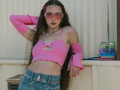 Outro aspecto fascinante desse reencontro com o passado é o sentimento de nostalgia. Ver nas ruas peças que marcaram minha juventude, agora reinterpretadas por novas gerações, é quase como folhear um álbum de memórias. Mas diferente da nostalgia passiva, que apenas observa o que já foi, essa é uma nostalgia ativa: ela resgata, reconstrói e transforma