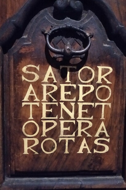 Puerta en Grenoble, Francia, con el palíndromo "Sator arepo tenet opera rotas" inscrito