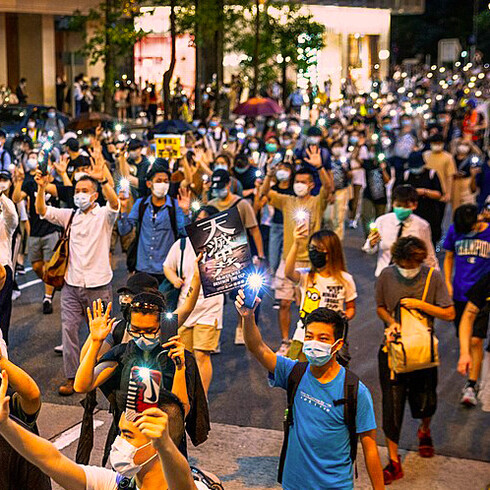 Die Erfahrung, wie die Demokratiebewegung von Hongkong letztlich durch Pekings Einfluss und die Einführung des Nationalen Sicherheitsgesetzes unterdrückt wurde, zeigt eindrücklich, wie autoritäre Regime Protestbewegungen systematisch unterdrücken und alternative politische Meinungen marginalisieren. Bild: Proteste in Hong Kong, 2020