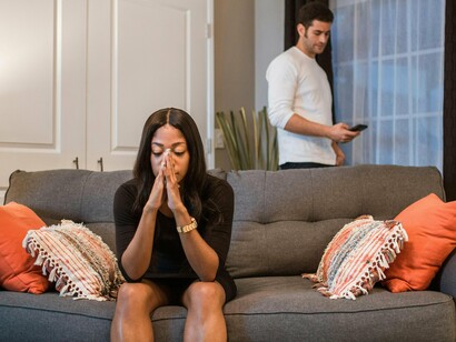 Imagine-a: como uma mulher comum, dessas que seguram o mundo com uma mão e equilibram a própria ternura com a outra. Ela trabalha o dia todo, sem direito de se cansar, e vive com aquela inquietação mental que só quem amou de verdade conhece. Traumas psicológicos não fazem barulho: eles sussurram