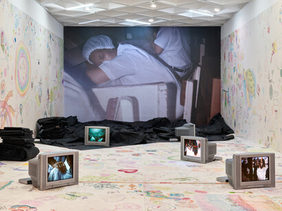 Oscar Murillo, Espíritus en el pantano, vista de exhibición. Cortesía del Museo Tamayo