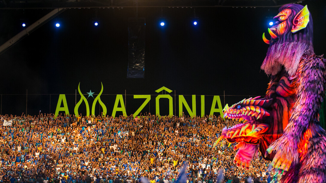 Isabelle Nogueira, ex-BBB e Cunhã-poranga do Garantido, destacou a cultura do Amazonas e impulsionou o turismo local com sua participação no reality. Foto da apresentação do Boi Caprichoso no Festival Folclórico de Parintins de 2015, cidade do interior do estado do Amazonas, Brasil