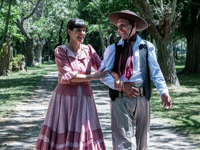 Outra lembrança que guardo com carinho é o passeio de Maria Fumaça, que liga Bento Gonçalves a Carlos Barbosa e Garibaldi. É uma viagem curta, mas cheia de encanto. Durante o trajeto, o trem é animado por músicos, dançarinos e degustações de vinho e suco de uva. Ver os turistas encantados com o cenário que eu via todos os dias era uma sensação curiosa uma mistura de orgulho e nostalgia