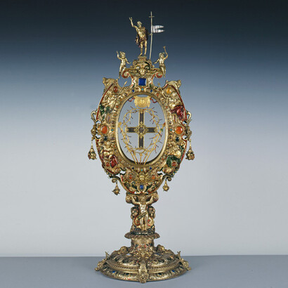 Orafo parigino e Andrea Tarchiani,Reliquiario del Legno della Croce, 1560-1570 e inizio del XVII secolo, argento fuso, sbalzato, cesellato e dorato; smalti; pietre dure; altezza cm 75. Firenze, Museo degli Argenti