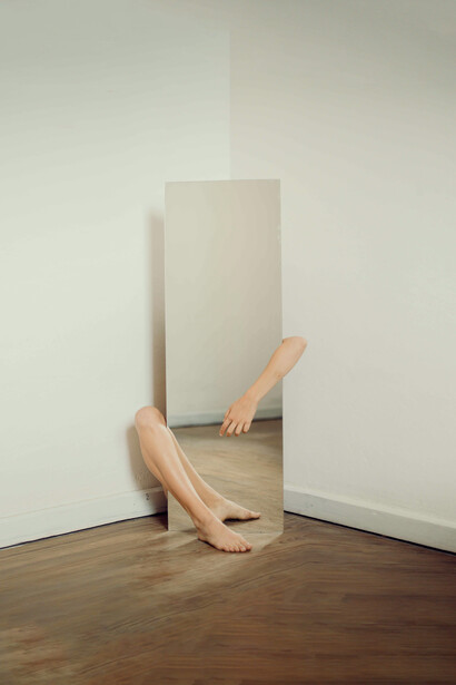 Cada reflejo parece bailar con la memoria de días anteriores, y la tarde se siente más larga, más densa