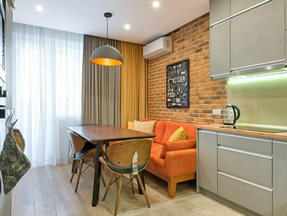 Tornaste-te “mãe/pai” de plantas. A Monstera é a tua filha favorita, até ao dia em que decide suicidar-se. Tu tentas. Juro que tentas. Mas a botânica tem uma regra cruel: ou matas à sede, ou afogas a coitada. Ainda não aprendeste que a planta, tal como tu, prefere ser ignorada a ser sufocada com atenção excessiva