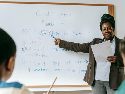 Ser professor em Portugal, no século XXI, tornou-se um exercício de resistência que ultrapassa largamente a vocação de ensinar. O que outrora era visto como uma profissão de prestígio, centrada na transmissão de saber e na formação de cidadãos, transfigurou-se numa complexa administração