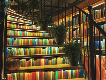 Os profissionais das bibliotecas precisam se requalificar, para entender e atender as demandas de usuários das mídias digitais. As mídias digitais se tornaram espaços de interação comunitária, compartilhamento de leituras, produção literária e incentivo á leitura de novas e velhas obras literárias