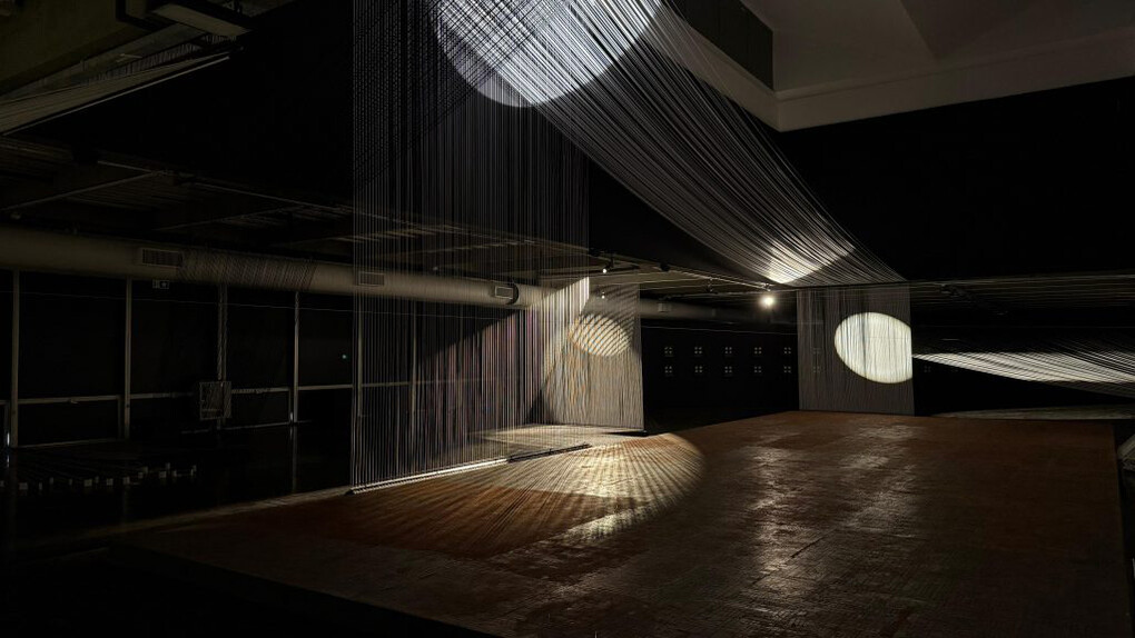 Bia Lessa, Anos-luz, vista da exposição. Cortesia do Museu de Arte Moderna do Rio de Janeiro