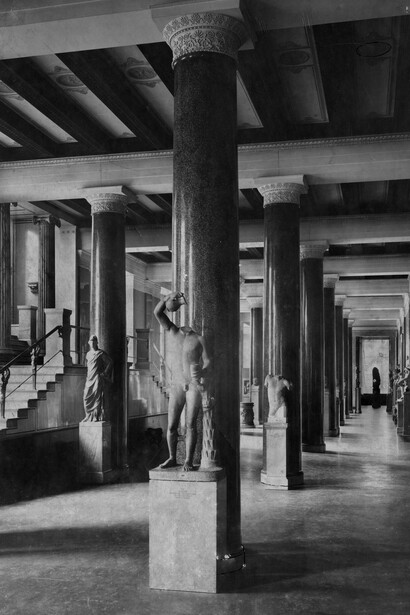 View of the exhibition rooms of the Altes Museum, ca. 1906/07. Courtesy of Altes Museum
