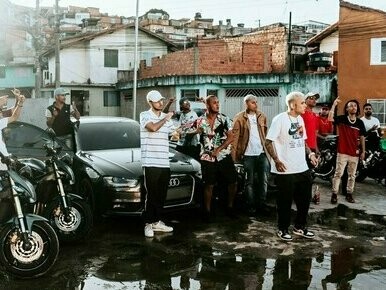 Influenciadores e cantores são convocados para prestar depoimentos, como se fossem criminosos. O Estado não quer entender o que leva jovens a se expressarem por meio do funk, mas sim calar suas vozes