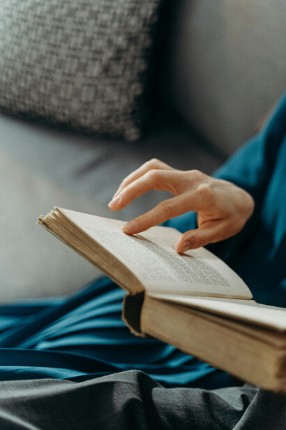 El logos, inseparable del discurso, instituye un principio común que trasciende la opinión individual y sostiene la armonía de lo múltiple en lo uno