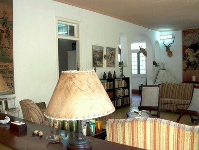 Inside Finca La Vigía, Hemingway’s world unfolds in bookshelves, light-filled rooms, and carefully ordered clutter