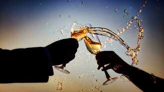 E para cada pessoa sobra um pouco do que o outro deixou, e afinal das contas precisamos pensar o que será feito com isso para que não nos tornemos vitimizados ou traumatizados eternamente. Como posso reproduzir ou catar os caquinhos e me reestruturar