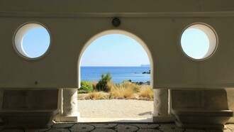 Villa sul mare: "La grande terrazza esposta a sud, il cancello di legno con il sentiero che scende a mare, i ricordi delle innumerevoli estati trascorse qui..."