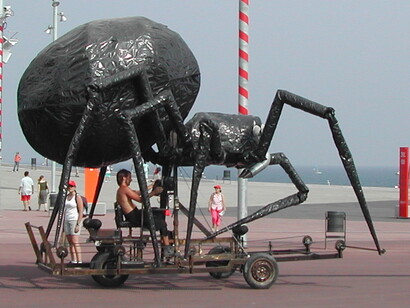 El Parque del Fórum en Barcelona se construyó para ser la sede del Fórum Universal de las Culturas en 2004. Un evento para debatir sobre diversidad cultural y desarrollo sostenible, transformando una antigua zona industrial en un espacio moderno frente al mar para eventos culturales. Figuras de animales de la cabalgata del Fórum