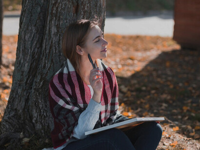 El problema es que en la sociedad del no-aprendizaje, quien resiste se rinde fácilmente si la resistencia es solo una forma de pensar. Aprender para entender, porque entender es ser libre (Espinoza)