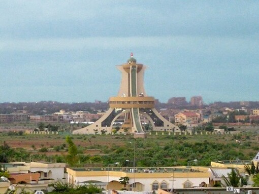 Anche i ministri burkinabé hanno deciso di ridurre i propri stipendi, dopo aver ricevuto un aumento ad aprile 2024. Memoriale agli Eroi Nazionali, Ouagandougou, Burkina Faso