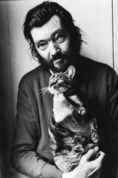 Cortázar recuerda que el afecto hacia un gato exige aceptar su independencia, celebrando una forma de cariño que nunca busca domesticar