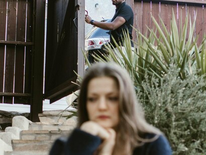 O efeito do que recebemos pela vida fica aparente em nós como uma tatuagem enorme e ostensiva, para que não nos esqueçamos que ela existe. Impossível não ver, ainda mais difícil apagar, arrancar ou fingir que não está lá. Inaugura-se então o tempo de tratativas. Como decompor em partes cada sentimentos, cada motivação, palavras mal postas, feridas abertas e monstros a povoar nossa paz