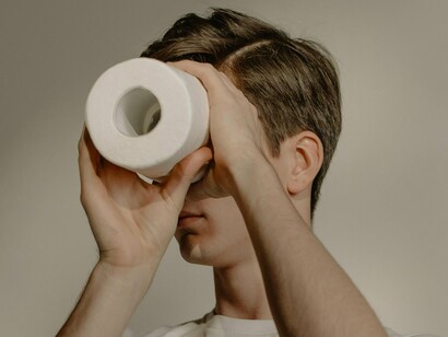 Toda venda, seja de um produto, de uma ideia ou de uma ideologia, germina no íntimo da vontade e do convencimento. Antes mesmo de considerar a compra, a pessoa precisa internalizar e "comprar" a ideia em sua própria mente. Esse processo de convencimento é meticulosamente construído, muitas vezes de forma imperceptível, com base em gatilhos emocionais, aspirações e a sensação de pertencimento a algo maior. As redes sociais se tornam o palco perfeito para essa orquestração