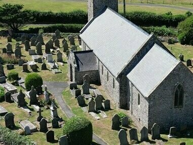 Igreja na Península de Gower, País de Gales. Pequenos cafés e restaurantes que te fazem imaginar o cheiro da comida, as rodas de amigos e as cervejas nas mesas. Algo tão tradicional em todo Reino Unido. Mas, lá, em Gales, num tom muito mais bucólico e encantador. E assim, a vontade de se estender por aqueles caminhos e lugares vai crescendo
