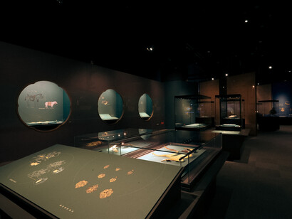 Radiance: ancient gold ornaments from the mengdiexuan collection of the Hong Kong Palace Museum, exhibition view. Courtesy of Capital Museum