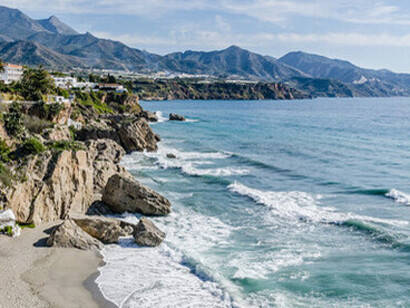 El camino de Europa pasa por fortalecer las relaciones multilaterales en todos los continentes (incluidos China, India, Rusia, Hispanoamérica y USA) basadas en la cooperación y la igualdad. Vista tomada desde el "Balcón de Europa", Nerja, Málaga, España