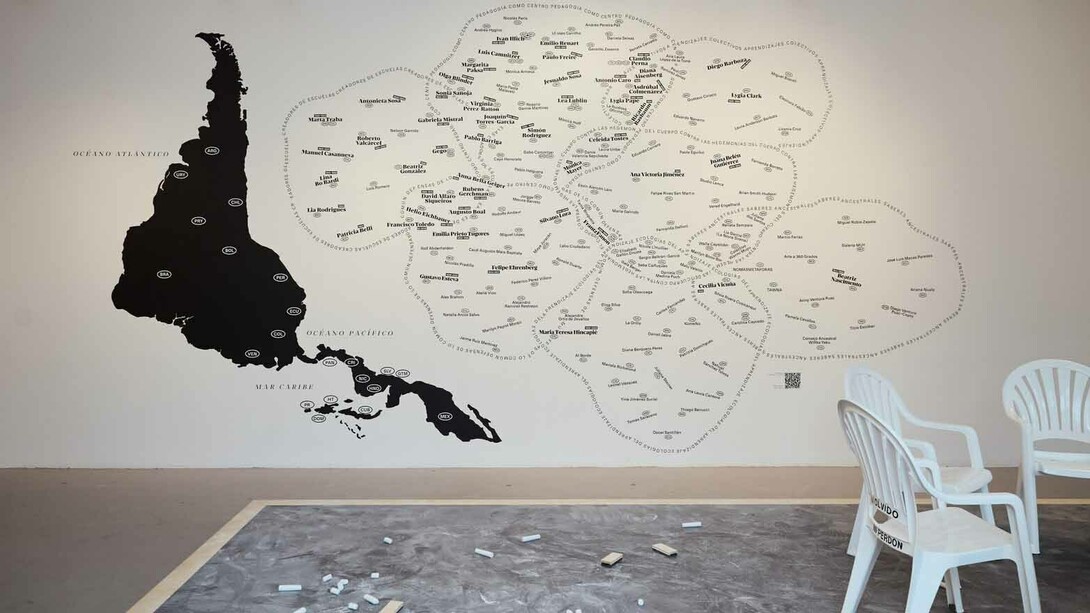 Homeroom: La escuela___. Education as resistance, vista de exhibición. Cortesía del MoMA PS1