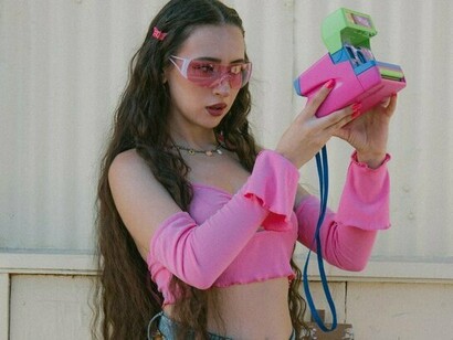 Essa nova fase também traz uma consciência que não existia com tanta força no passado. Hoje, questões como sustentabilidade, consumo consciente, diversidade de corpos e representatividade estão no centro das discussões de moda. As redes sociais democratizaram o acesso à informação, permitiram o surgimento de criadores independentes e deram voz a estéticas antes marginalizadas. Vestir-se bem já não significa mais apenas seguir uma tendência de revista — significa vestir algo que faz sentido para você, para seu estilo de vida, para os seus valores. E isso é poderoso