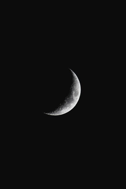 Come luna calante, incarna la saggezza e il potere della trasformazione interiore