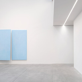 Converging trajectories: Ettore Spalletti meets Gino De Dominicis and Franz West, veduta della mostra. Cortesia di Vistamare