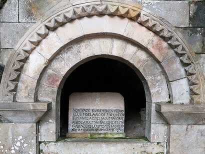En las fuentes árabes Pelayo es calificado a veces como godo, y nombrado como Belai al-Rumi: «Pelayo el Romano». Sepulcro de Don Pelayo, Cuevas de Covadonga, Asturias, España