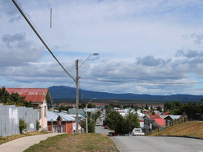 Las casas se agregan como pueden, las calles siguen la topografía, las paredes hablan con la luz. Esa arquitectura no se dibuja: se hace.
Puerto Natales, Magallanes, Chile