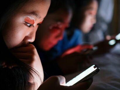 Para adolescentes, a tecnologia representa um ambiente de imersão social intensa, onde a pressão por reconhecimento e a exposição constante a estímulos rápidos e superficiais podem levar a uma sobrecarga mental. Já para idosos, o contato com esses recursos costuma ser mais moderado, consciente e direcionado a finalidades específicas