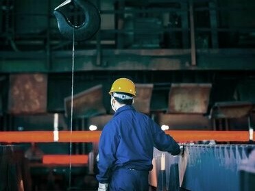 Operaio all'interno di un'acciaieria