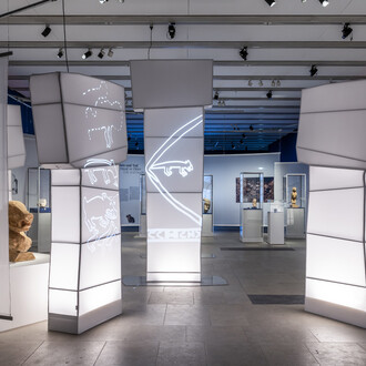 Gebaute gemeinschaft. Göbeklitepe, Taş tepeler und das leben vor 12.000 jahren, ausstellungsansicht. Mit freundlicher genehmigung der James-Simon-Galerie