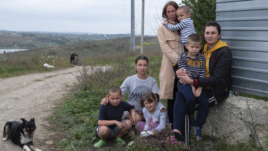 Frank Gaudlitz, Natascha J., 36, with her children Aurica, 13, Timur, 10, Beata 7, Mark, 4, and her sister-in-law Marina K., 24, with their son Bogdan, 5, from Winnyzja, Ukraine. Housing for refugees, Dondușeni, Moldova, 10/2022. Courtesy of Museum Europäischer Kulturen
