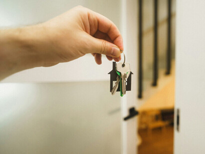 Derrière ce geste anodin, la trace d’une hospitalité devenue pure procédure