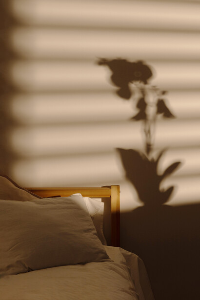 Una sala iluminada por la tarde, el pasillo silencioso de un edificio, una cocina donde el reloj marca la rutina diaria nos resultan conocidos