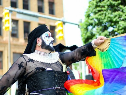 Naquele tempo homem que gostava de homem era gay e mulher que gostava de mulher era lésbica. Homem que se vestia de mulher era travesti e aqueles que tinham retirado as partes íntimas era chamado de gay operado