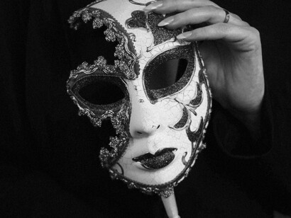 Vivemos num mundo onde a sinceridade anda descalça e a aparência desfila de salto alto. Rede social virou vitrine de perfeição fabricada, e quem mostra vulnerabilidade é visto como “carente”, “dramático” ou, pior, “não vende bem”. Se vulnerabilidade fosse um produto, a embalagem seria neutra e minimalista, mas por dentro… ia ter muito choro engarrafado