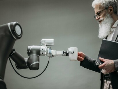 Muitos enxergam na tecnologia uma oportunidade de ampliação de produtividade, requalificação profissional e até de liberação de tempo para atividades mais estratégicas ou humanas. Profissionais de marketing, por exemplo, relatam que o uso de ferramentas baseadas em IA permite automatizar tarefas rotineiras e concentrar esforços em planejamento criativo. Médicos vêm utilizando IA para análise de exames com maior precisão e agilidade, o que contribui para diagnósticos mais assertivos e tratamentos mais eficazes