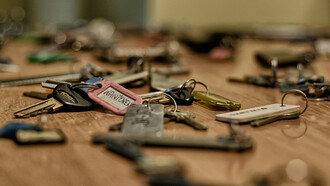 Clés égarées, histoires suspendues, fragments d’un monde où l’hospitalité perd son visage