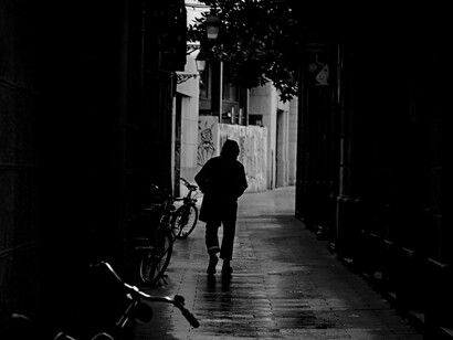 Dans les ruelles de la cité phocéenne, chaque coin semble abriter des mystères prêts à être dévoilés, comme dans les récits noirs qui capturent l’âme de la ville