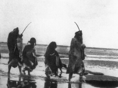 Las orejas de los indios: conocida es la cruel disposición de los hacendados argentinos y chilenos en la Patagonia que, para suprimir el robo de ovejas por parte de los indígenas de la región, ofrecían, a los aventureros cazadores, una cierta prima, en dinero, por un par de orejas de indios. Tierra del Fuego, 1930. Argentina, y Chile