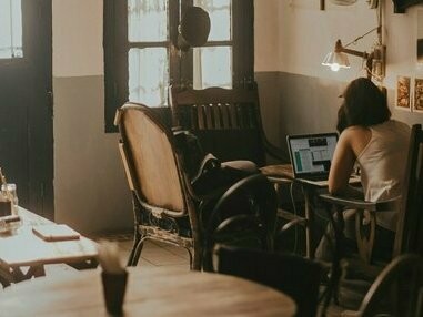 Claramente baseada nas Galeries Lafayette de Paris, a construção na capital terrana foi finalizada no início do século XX, sendo um sucesso desde então. Tornou-se um local ainda mais charmoso com a grande reforma de 2009, por ocasião de seu centenário, em que foram feitas algumas adaptações à modernidade