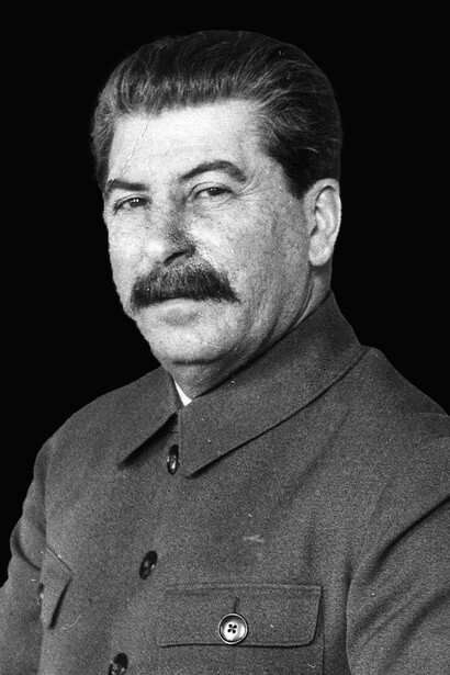 Stalin encarna el poder absoluto disfrazado de heroísmo, un líder que convirtió la memoria colectiva en instrumento de control y miedo