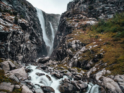 Dans le contexte de la philosophie analytique, cette image incarne l’idée que les dispositions sont des propriétés qui permettent à la nature d’être stable tout en restant ouverte à l’émergence